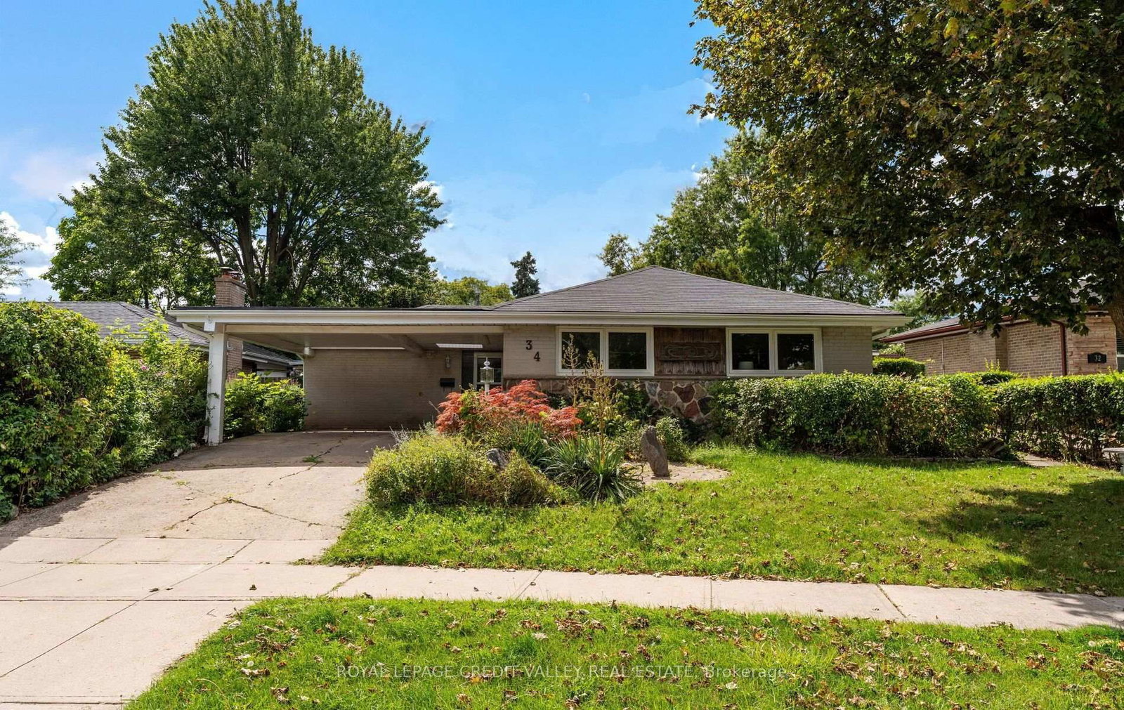 34 Abbey Road W • Brampton, ON photo 2