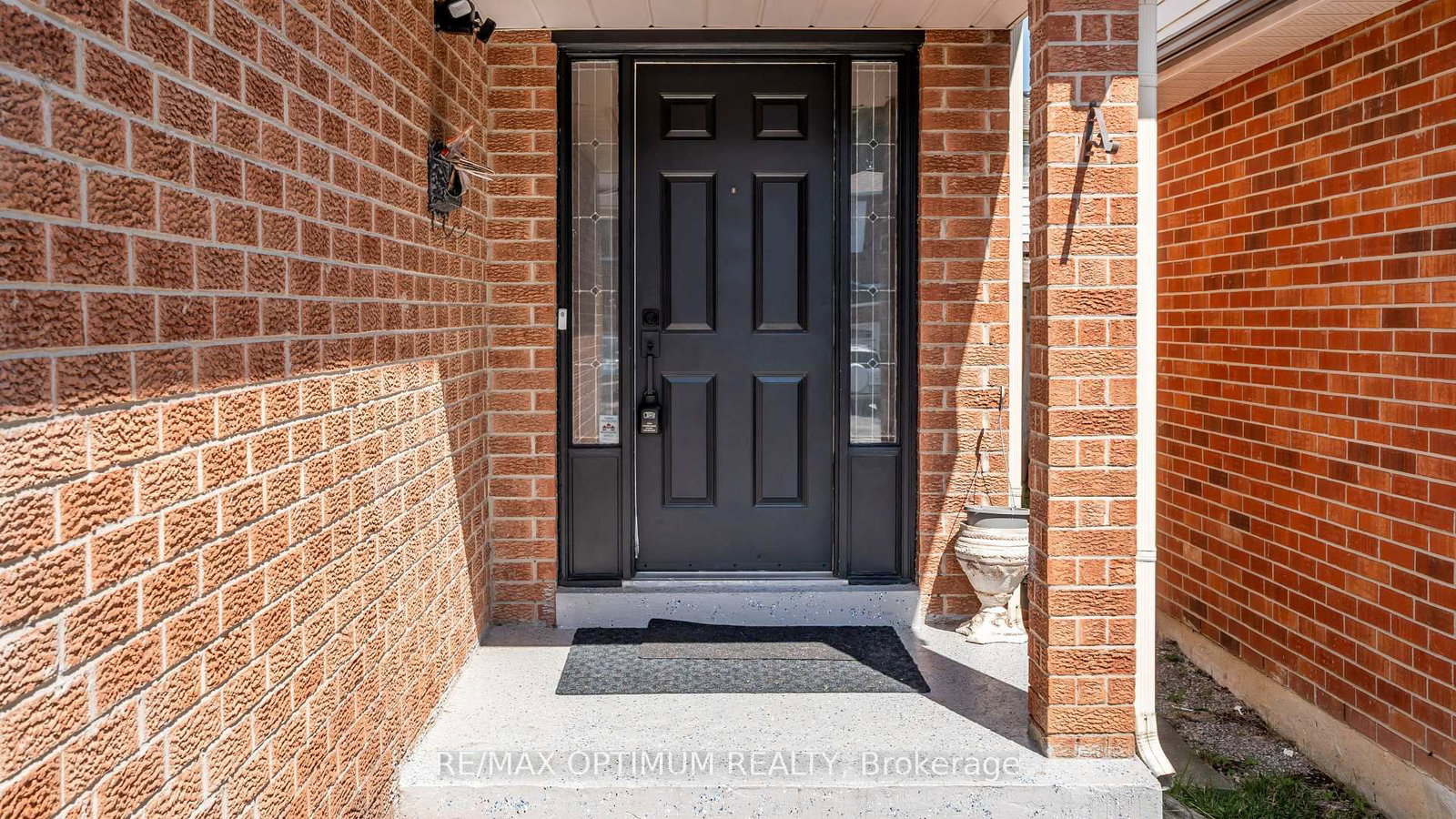 4 Lawnview Court • Brampton, ON photo 2