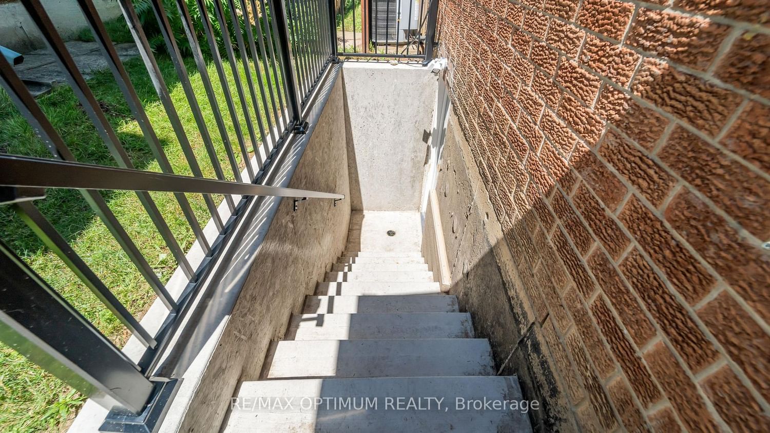 4 Lawnview Court • Brampton, ON photo 43