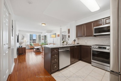 707 - 335 Rathburn Road W