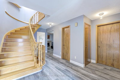 1042 Wetherby Lane • Mississauga, ON photo 2