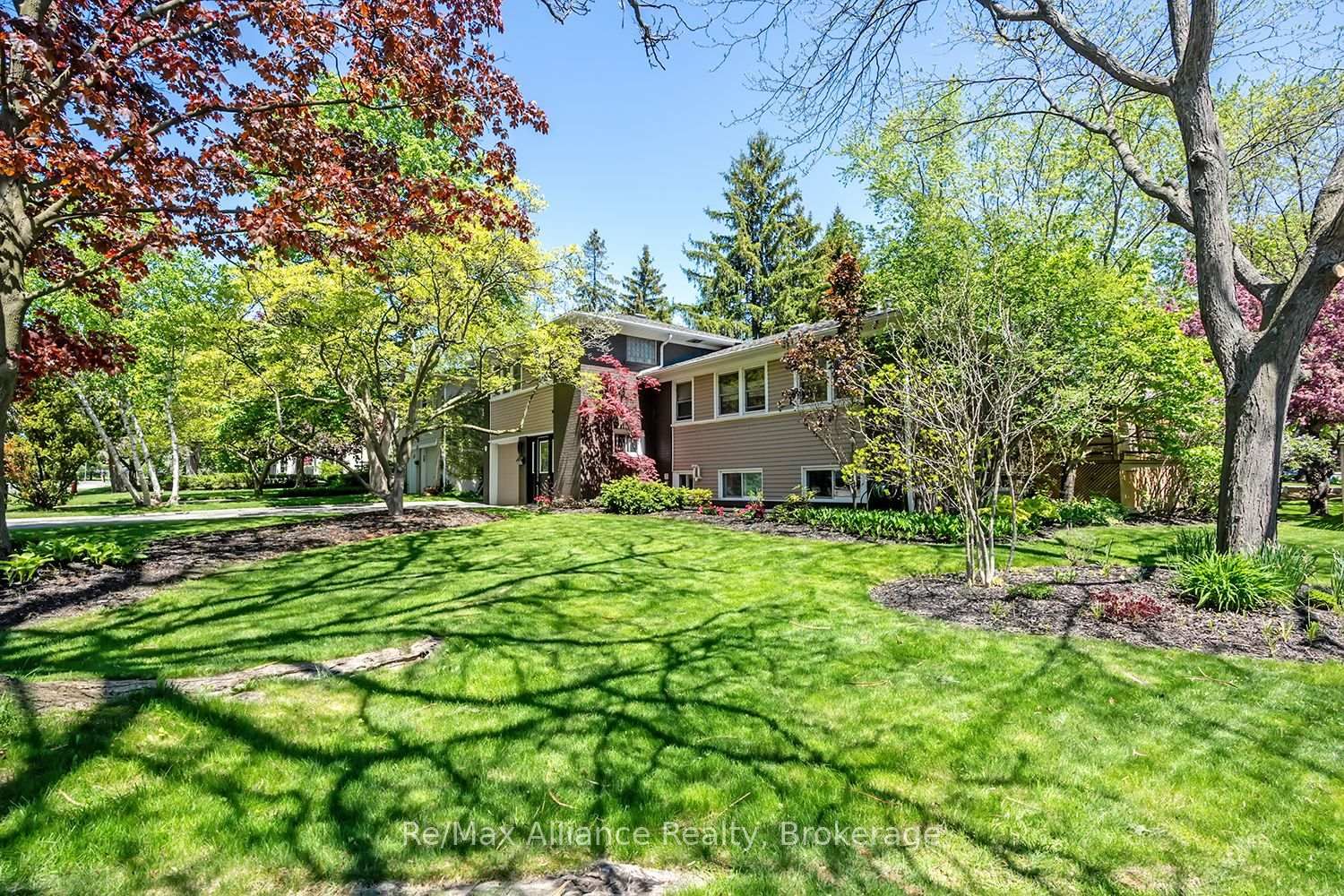 183 Westminster Drive • Oakville, ON photo 2