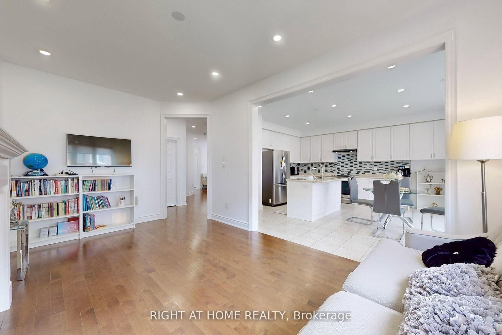 423 Grindstone Trail • Oakville, ON photo 4