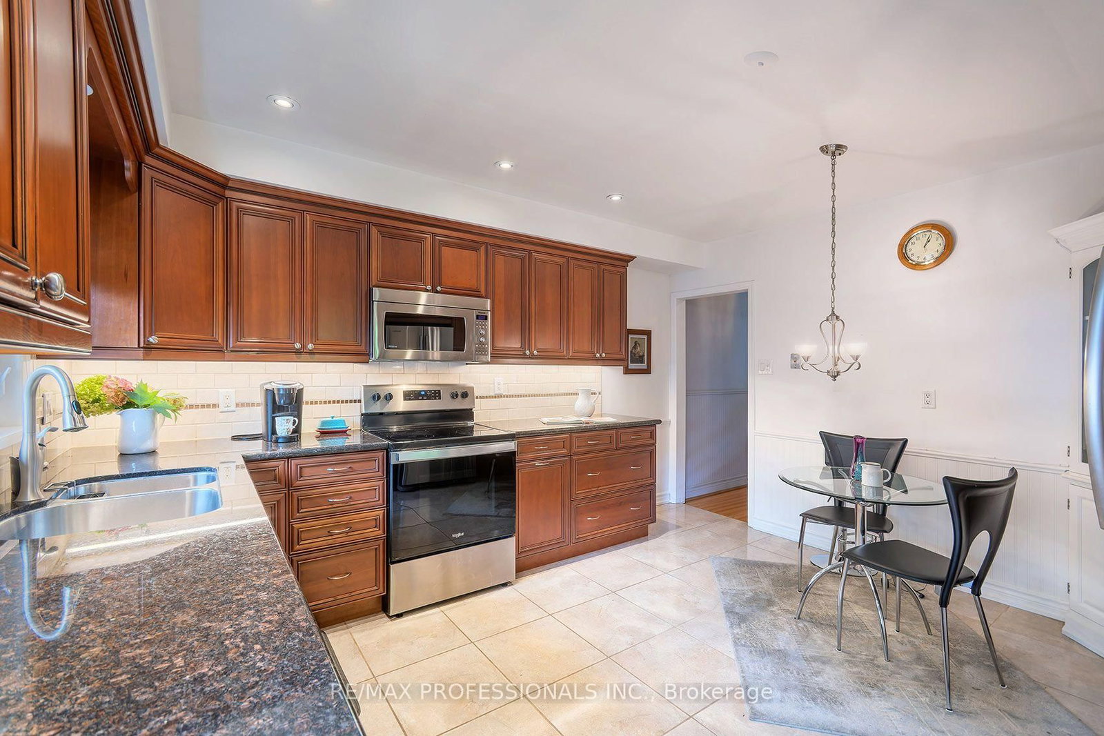 17 Clearside Place • Toronto, ON photo 11