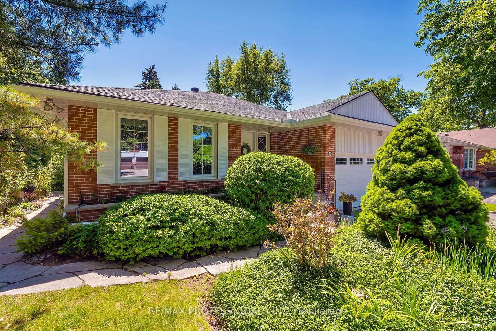 17 Clearside Place • Toronto, ON photo 2