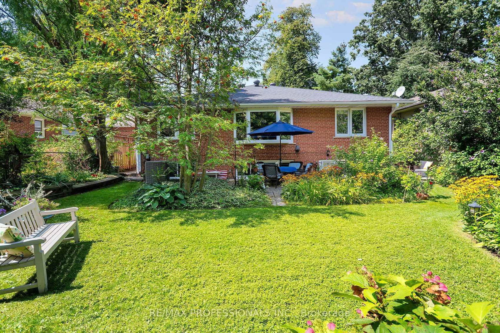 17 Clearside Place • Toronto, ON photo 36