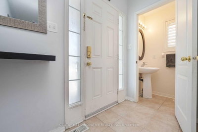 97 Hollingsworth Circle • Brampton, ON photo 2
