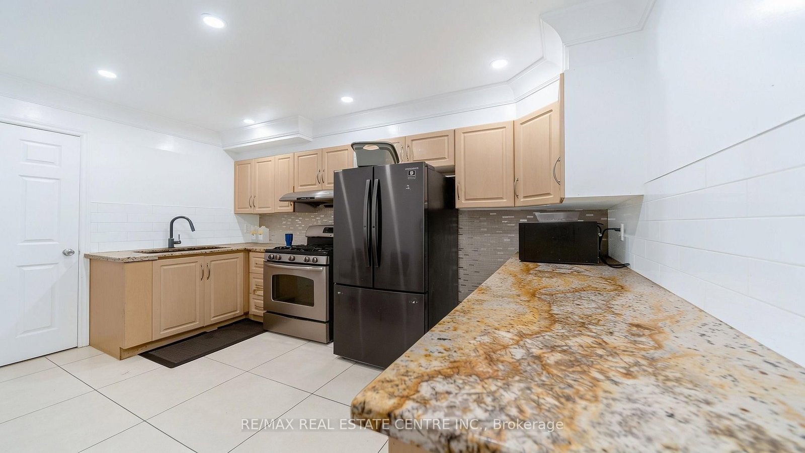 22 Neames Crescent • Toronto, ON photo 6