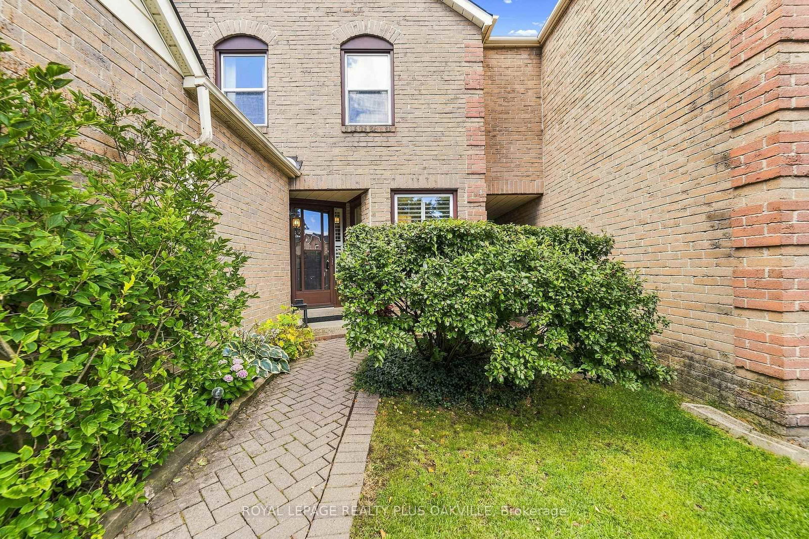 1221 Hedgestone Crescent • Oakville, ON photo 3