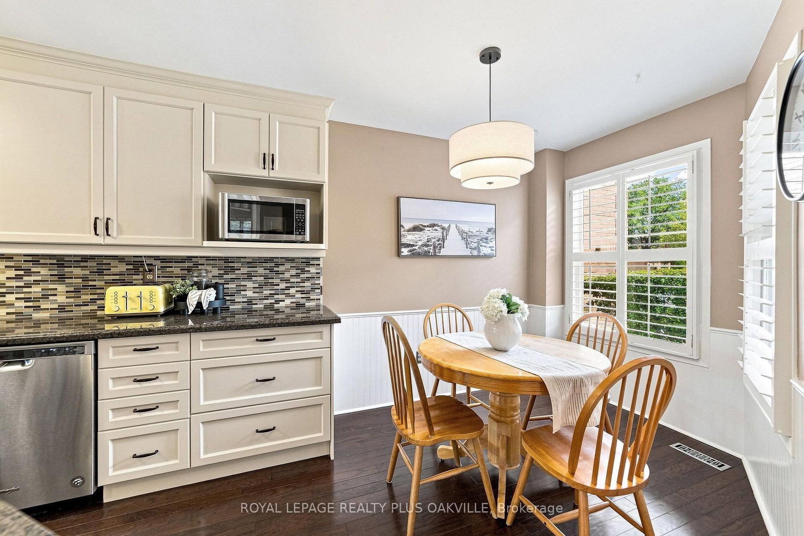 1221 Hedgestone Crescent • Oakville, ON photo 8