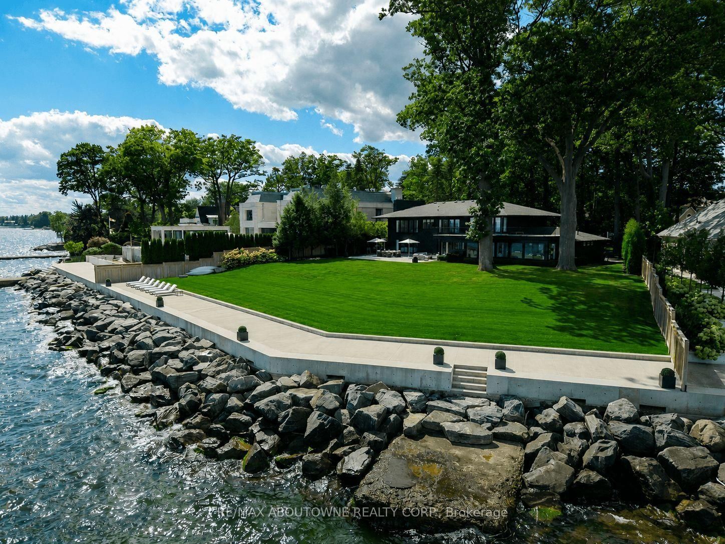 3 Ennisclare Drive • Oakville, ON photo 3