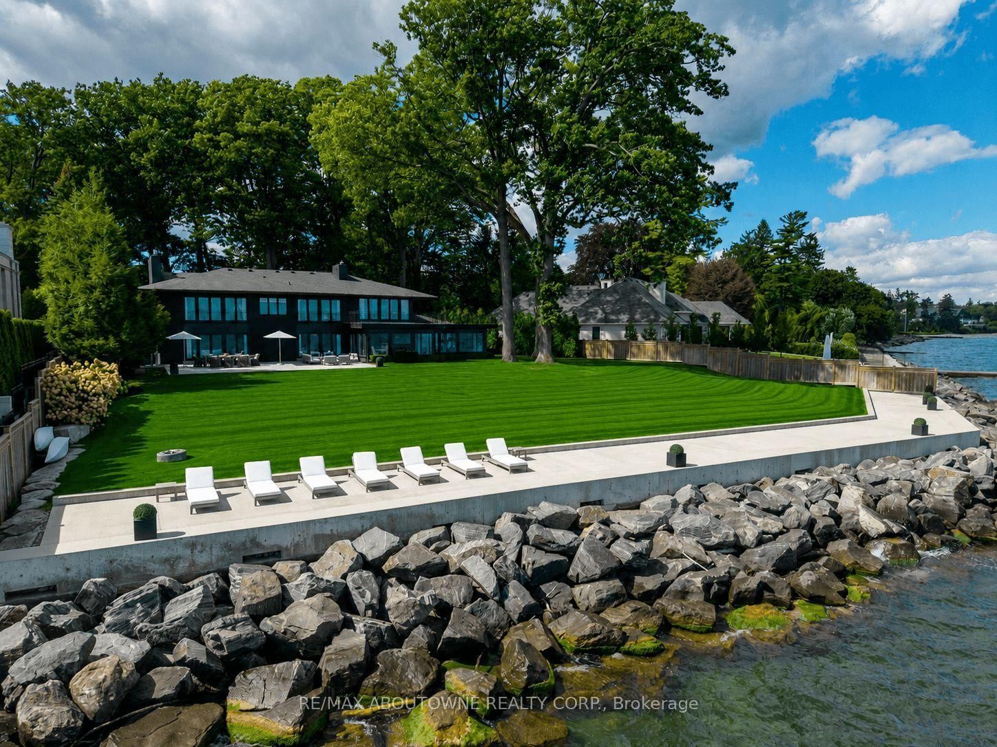 3 Ennisclare Drive • Oakville, ON photo 4
