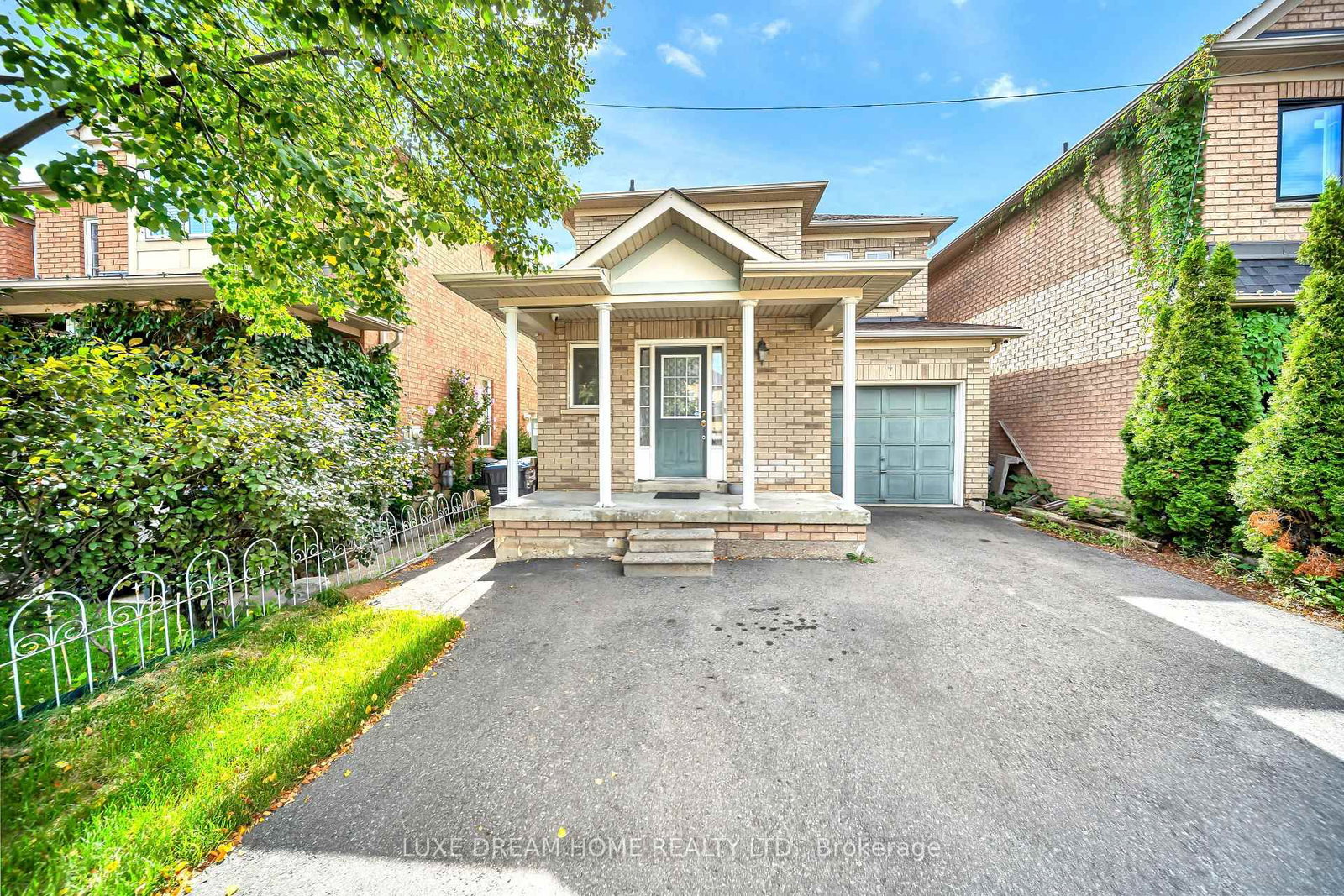 7 Grape Trail • Brampton, ON photo 2