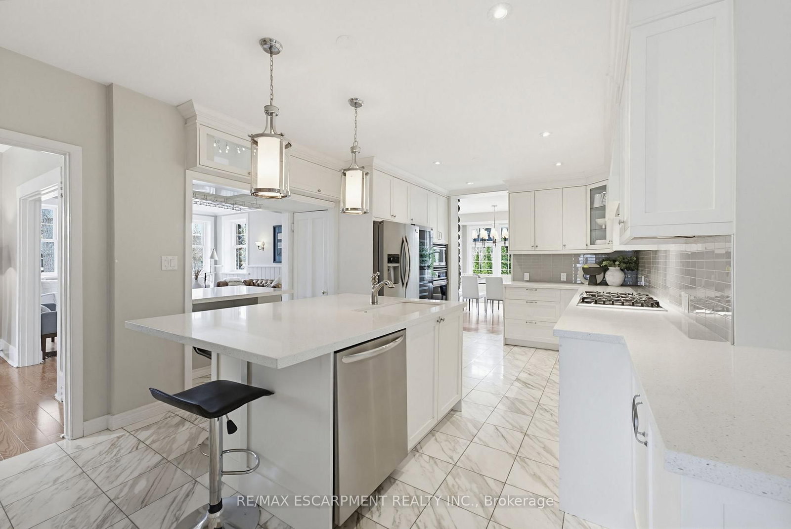 3083 LAKESHORE Road • Burlington, ON photo 11