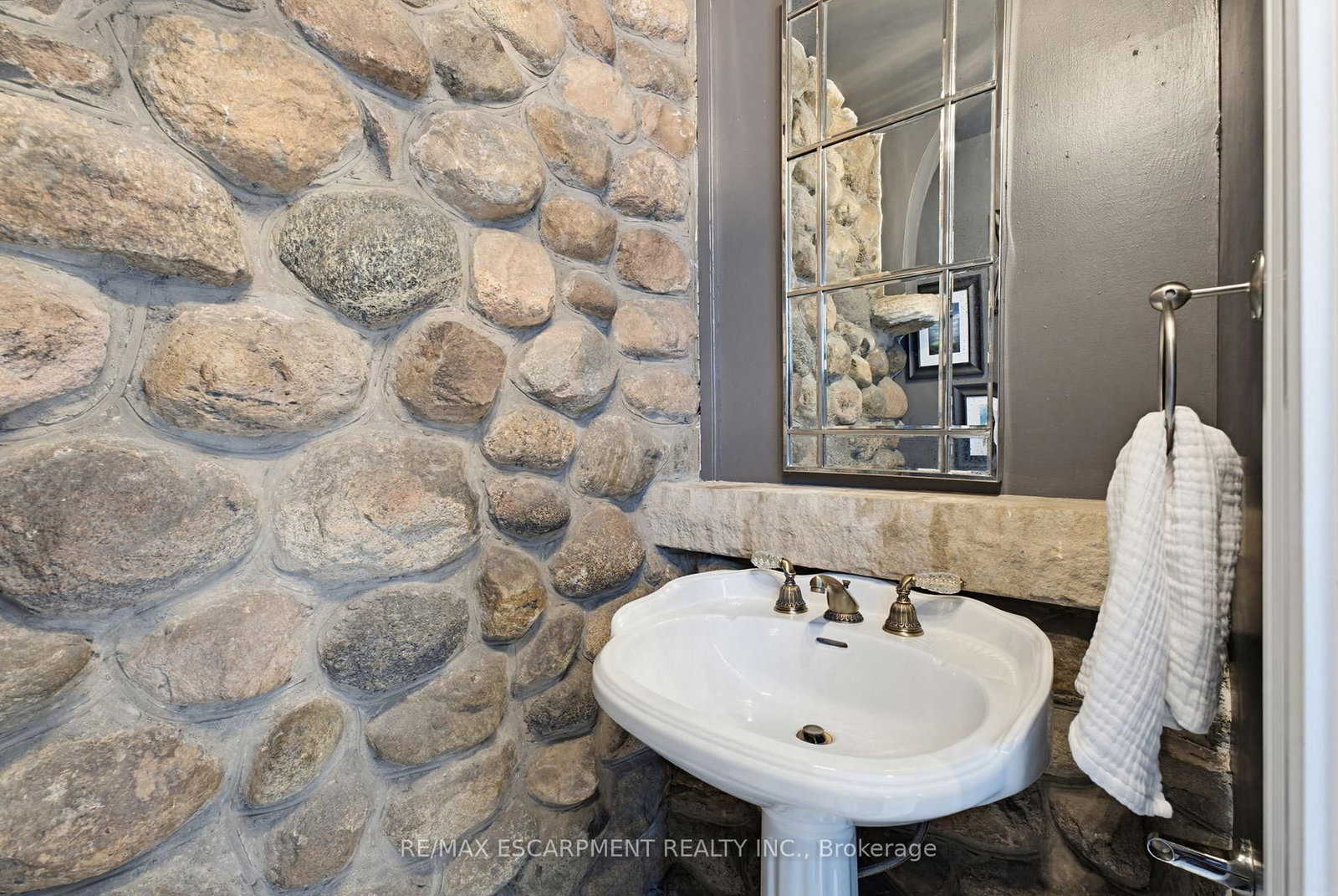 3083 LAKESHORE Road • Burlington, ON photo 15
