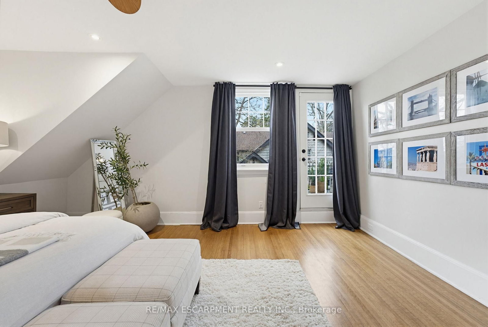3083 LAKESHORE Road • Burlington, ON photo 17