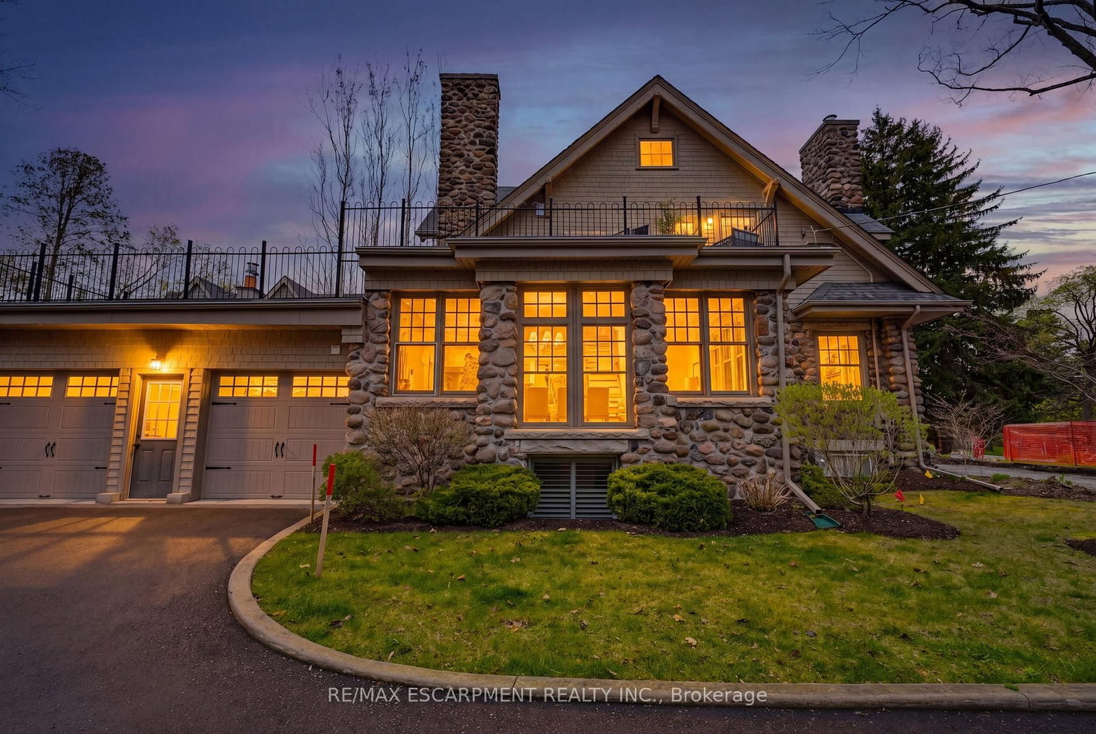 3083 LAKESHORE Road • Burlington, ON photo 2