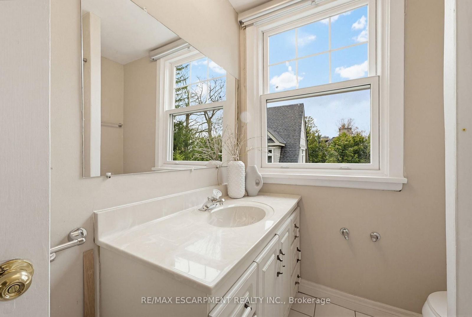 3083 LAKESHORE Road • Burlington, ON photo 22