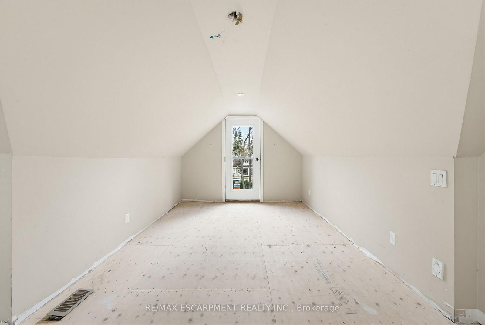 3083 LAKESHORE Road • Burlington, ON photo 24