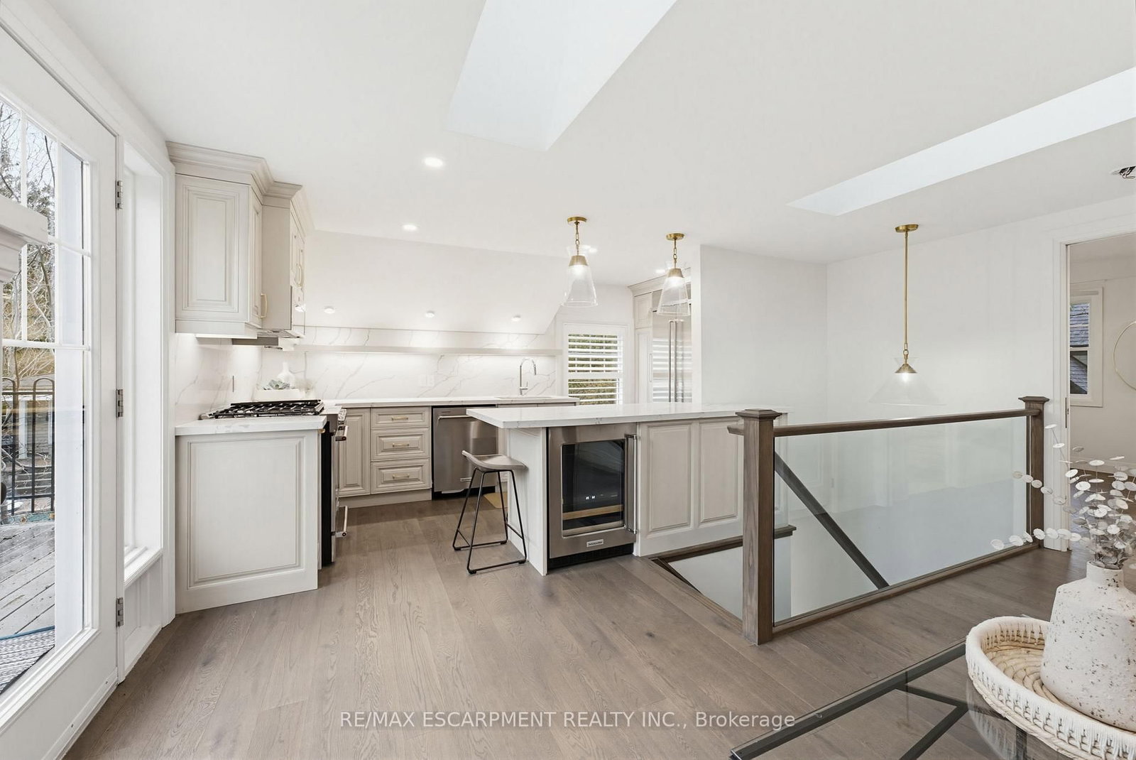 3083 LAKESHORE Road • Burlington, ON photo 35