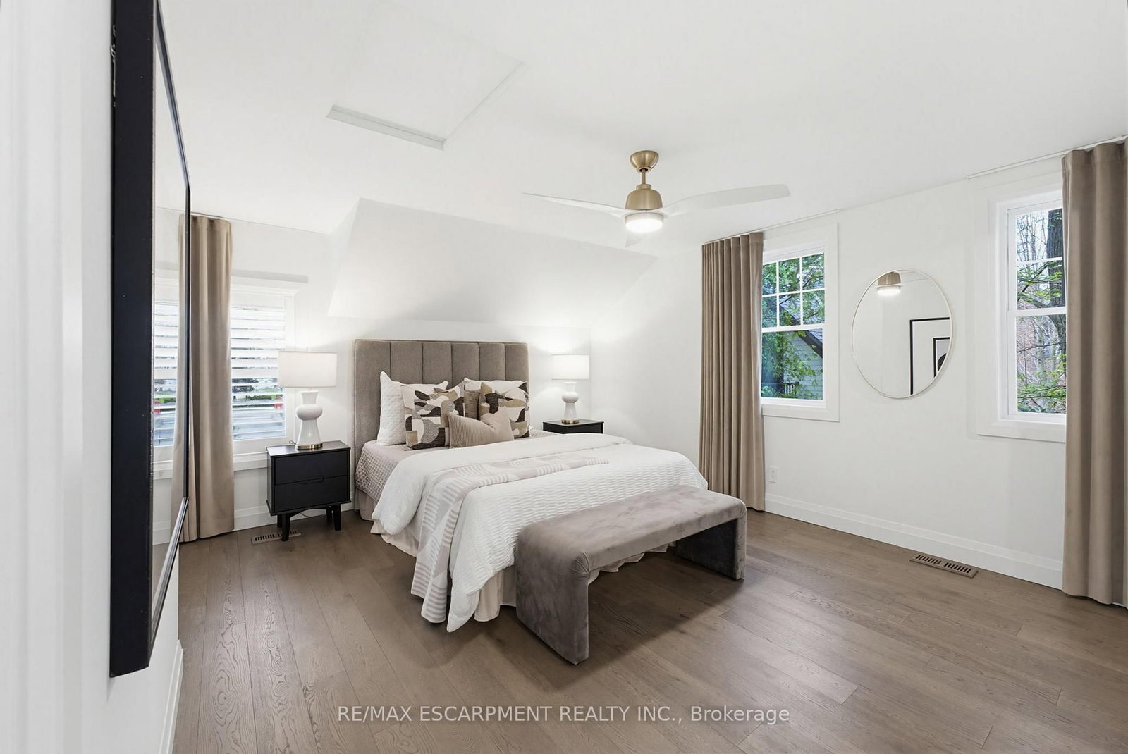 3083 LAKESHORE Road • Burlington, ON photo 38