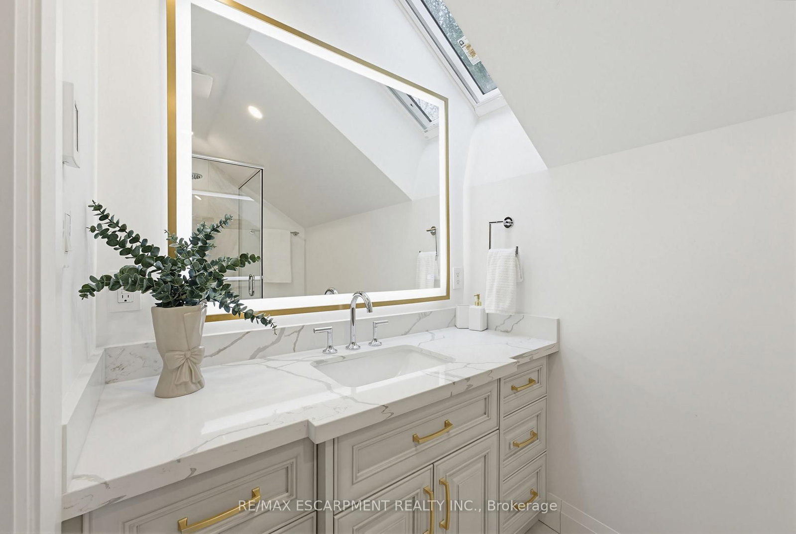 3083 LAKESHORE Road • Burlington, ON photo 39