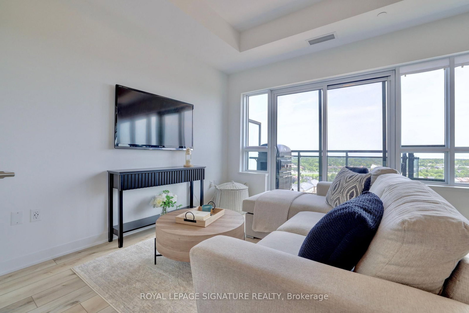 395 Dundas Street W • #PH15 • Oakville, ON photo 5