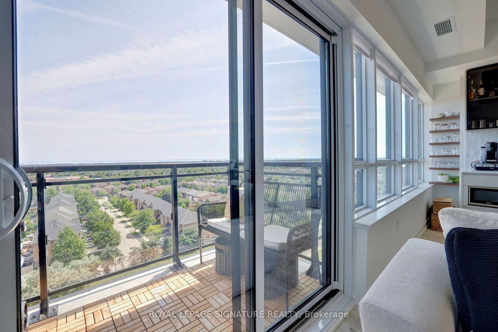395 Dundas Street W • #PH15 • Oakville, ON photo 8