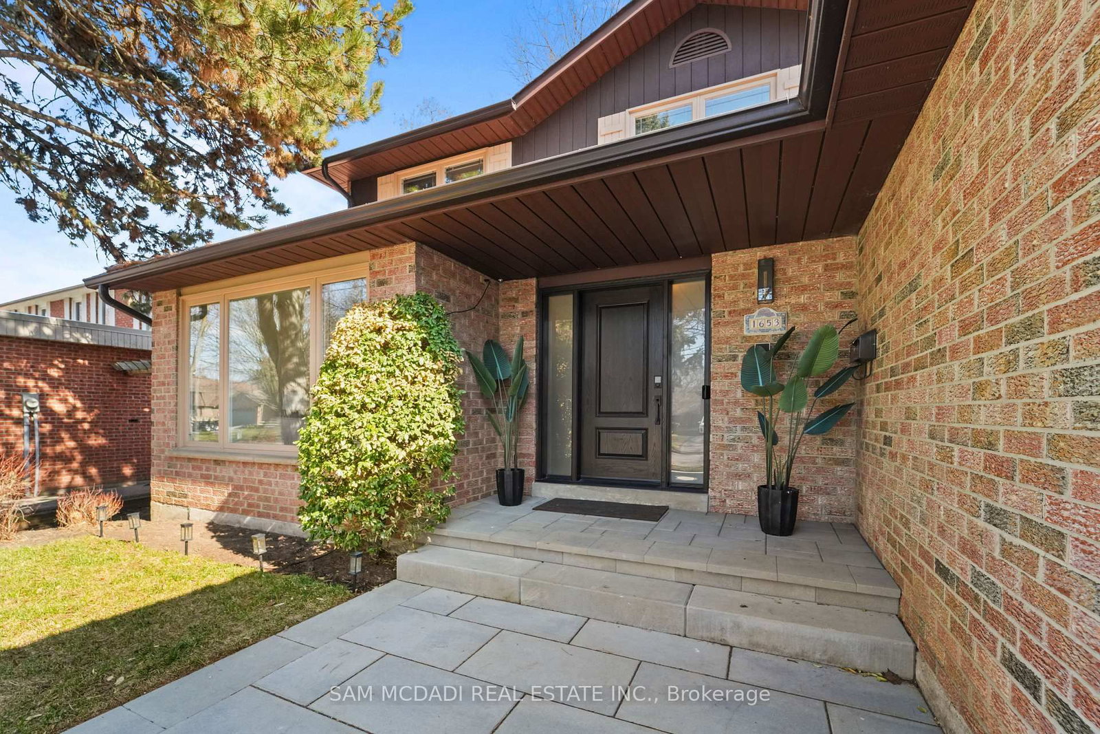1653 Sherwood Forrest Circle • Mississauga, ON photo 2