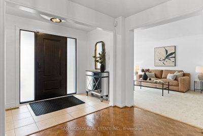 1653 Sherwood Forrest Circle • Mississauga, ON photo 3