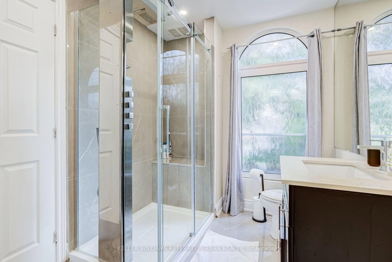 876 Parkland Mississauga,ON L5H 3H1 — Photo 16