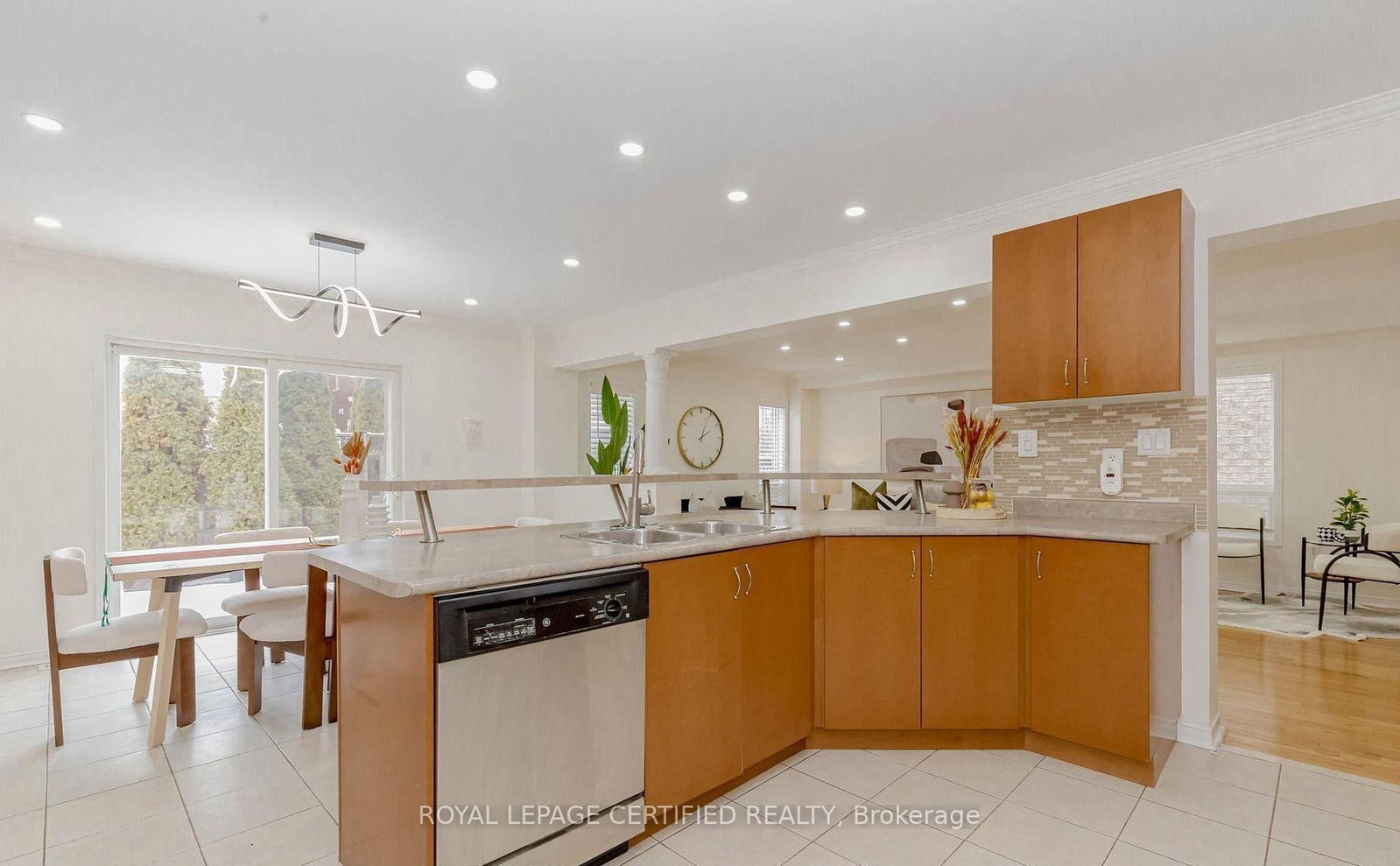 2452 Pathfinder Drive • Burlington, ON photo 16