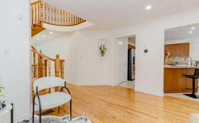 2452 Pathfinder Drive • Burlington, ON photo 9