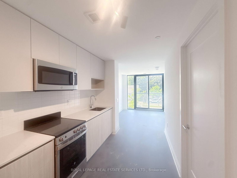 home for lease on 105 Upper-799 The Queensway null