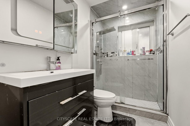 12 Vanderbrent Toronto,ON M9R 3W8 — Photo 21
