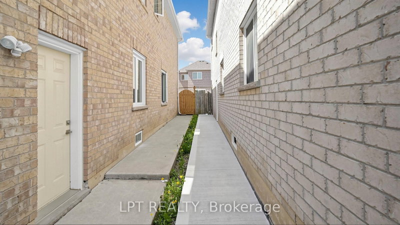 30 Ranchero Brampton,ON L7A 3C6 — Photo 12