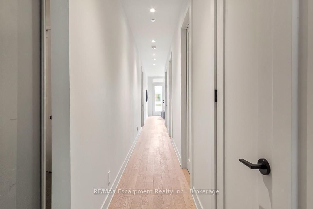 123 Maurice Drive • #105 • Oakville, ON photo 11