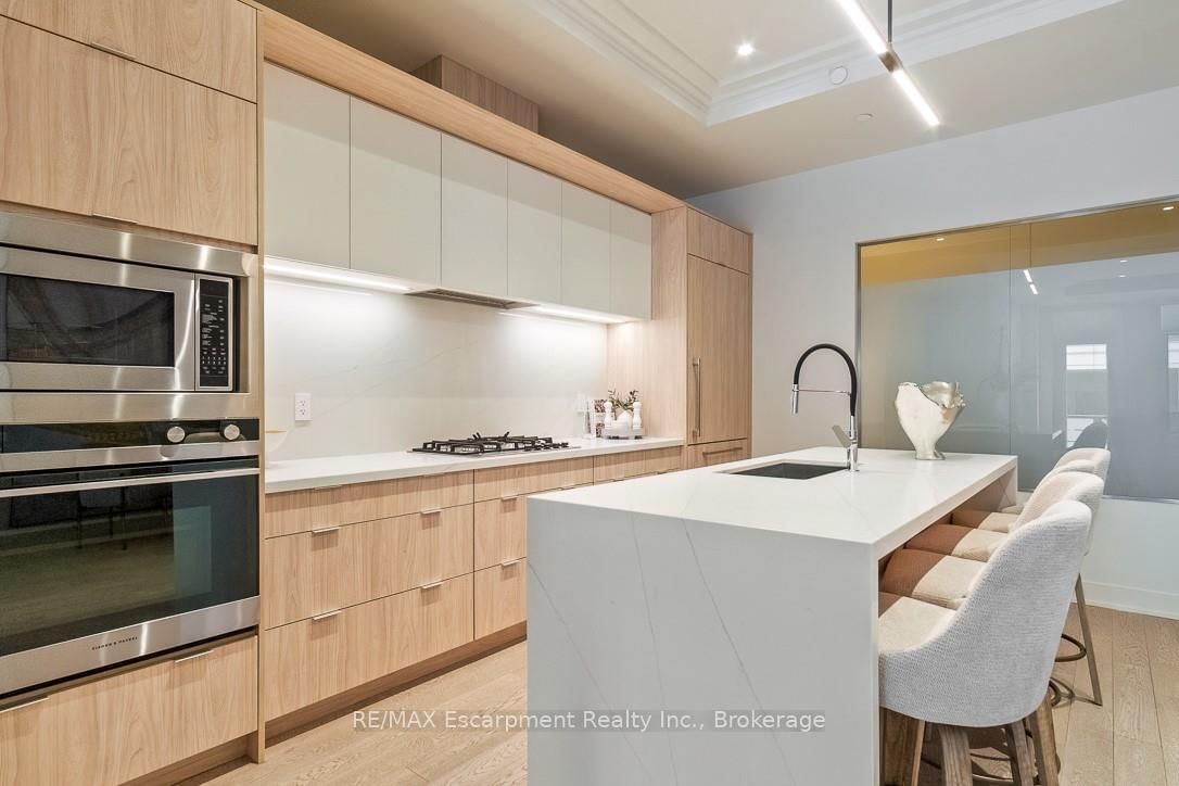 123 Maurice Drive • #105 • Oakville, ON photo 8