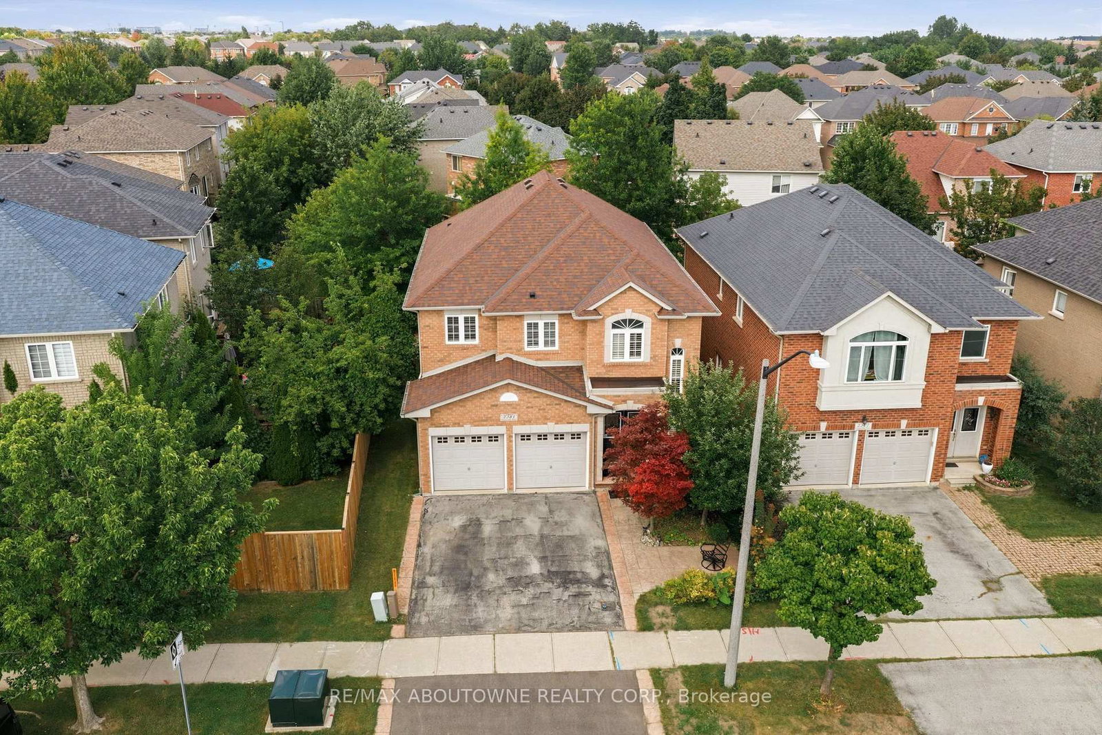 2381 Grand Oak Trail • Oakville, ON photo 39