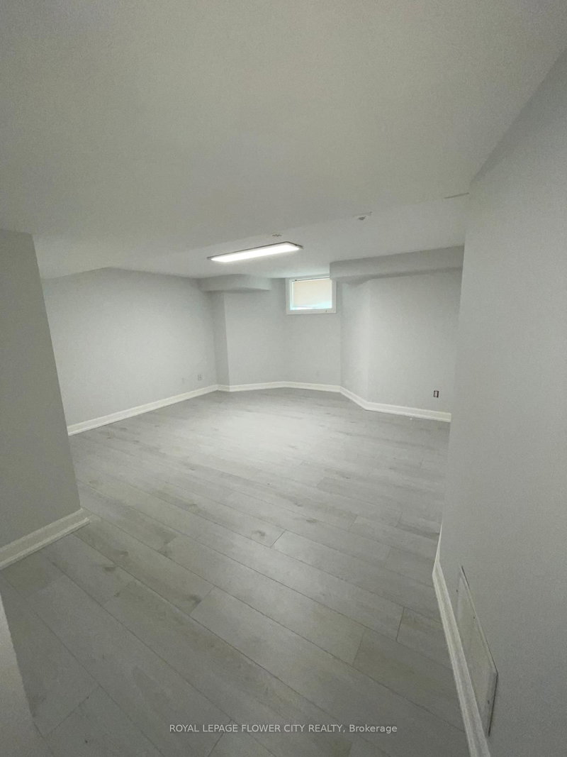 Lwr Lvl - 18 Reuben Avenue N