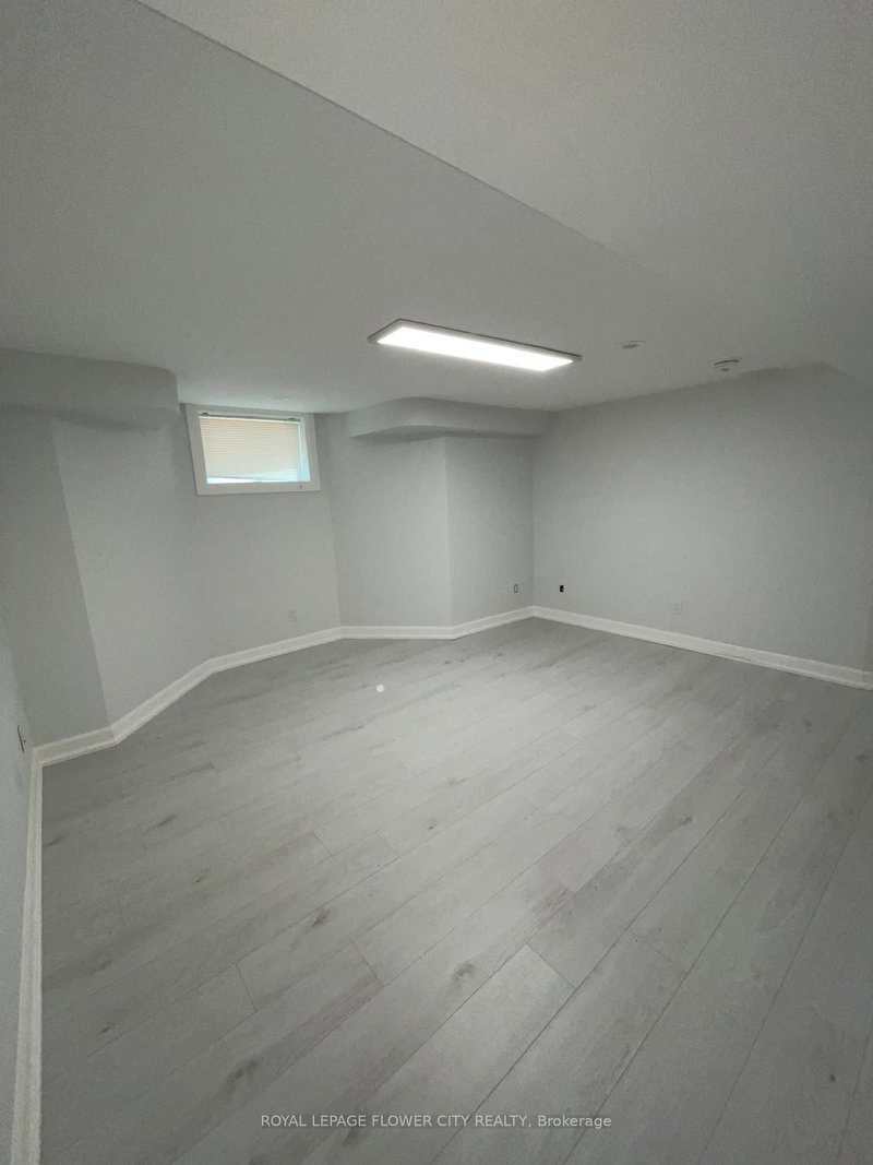 Lwr Lvl - 18 Reuben Avenue N