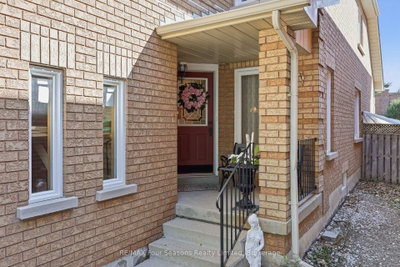 32 Faithknight Court • Brampton, ON photo 4