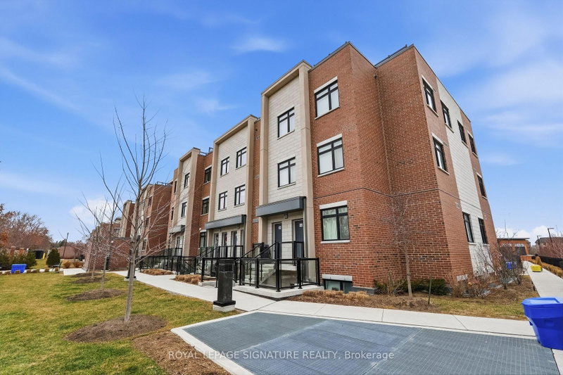 227 - 1062 Douglas McCurdy Common