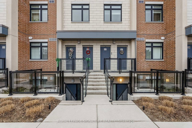 227 - 1062 Douglas McCurdy Common