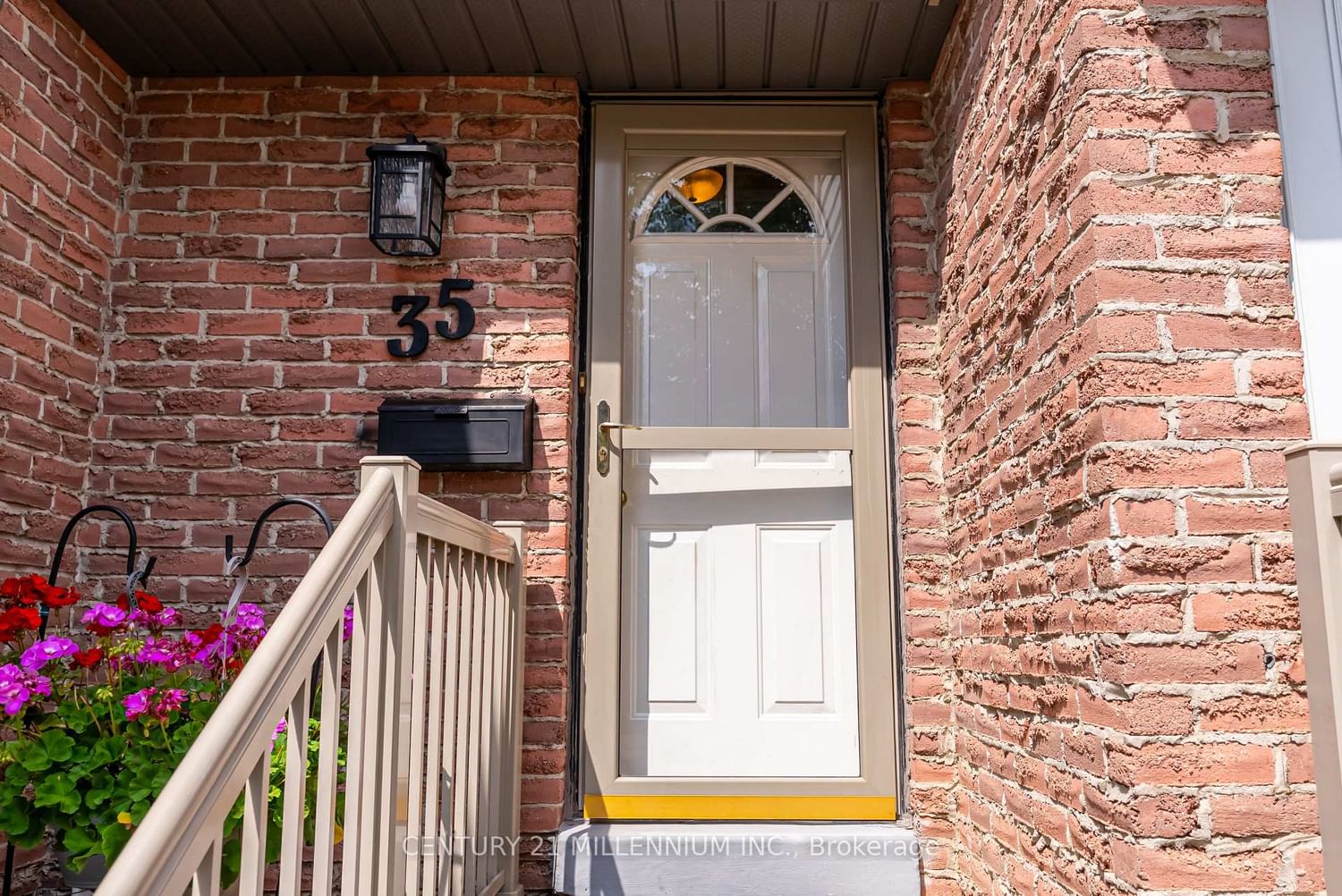 35 Tara Park Crescent • Brampton, ON photo 3