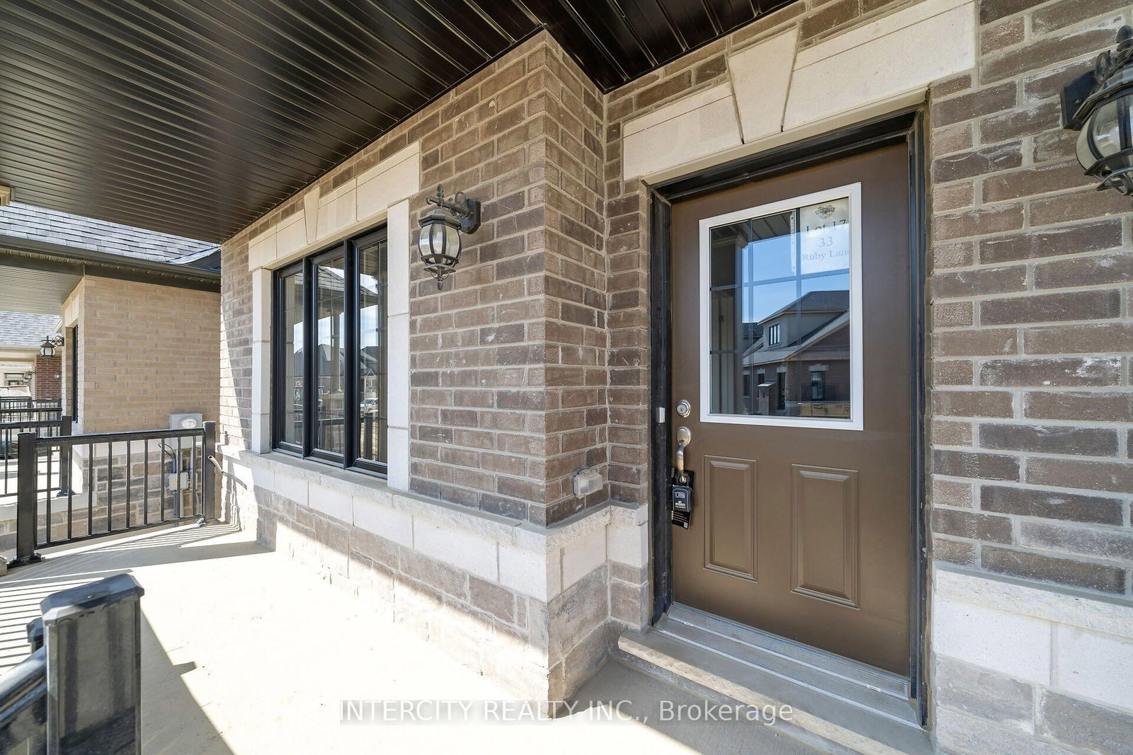 33 Ruby Lane • Halton Hills, ON photo 3