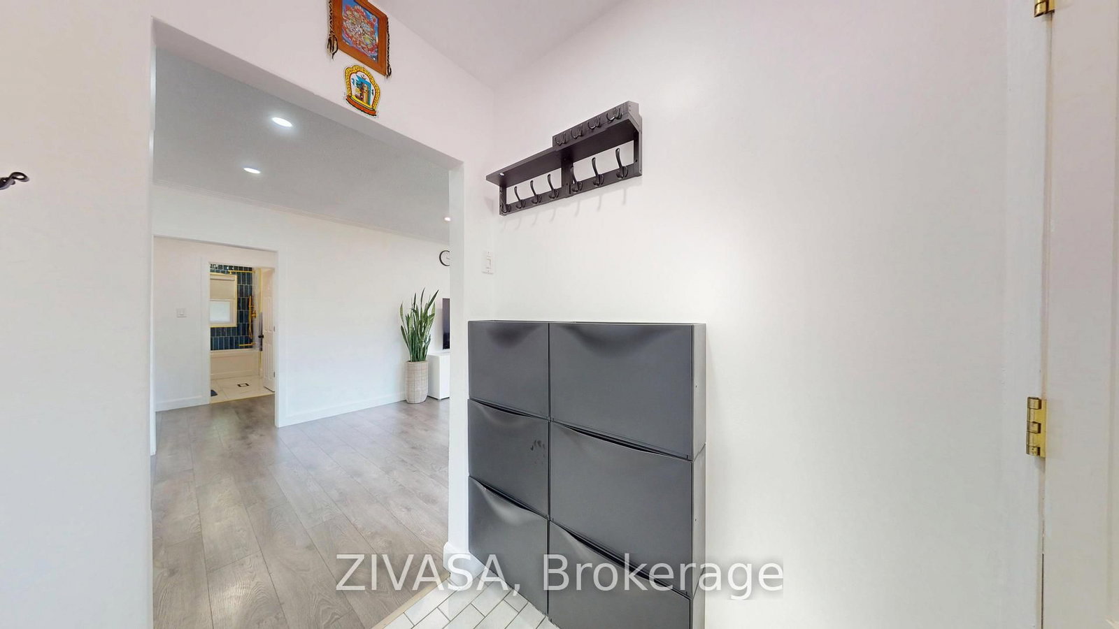 125 Jeffcoat Drive • Toronto, ON photo 3