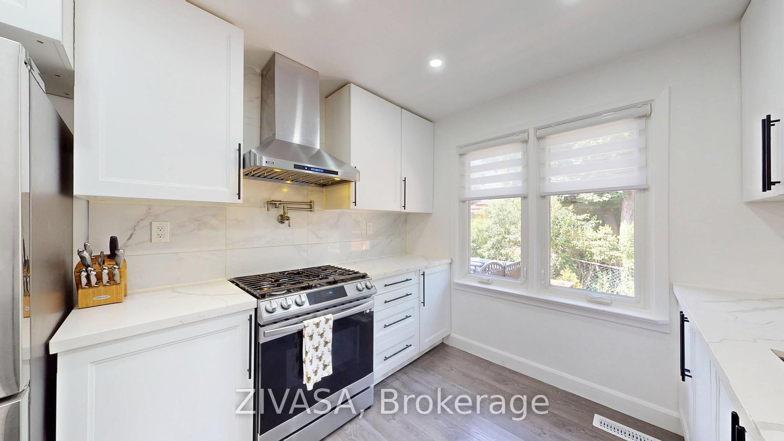 125 Jeffcoat Drive • Toronto, ON photo 5