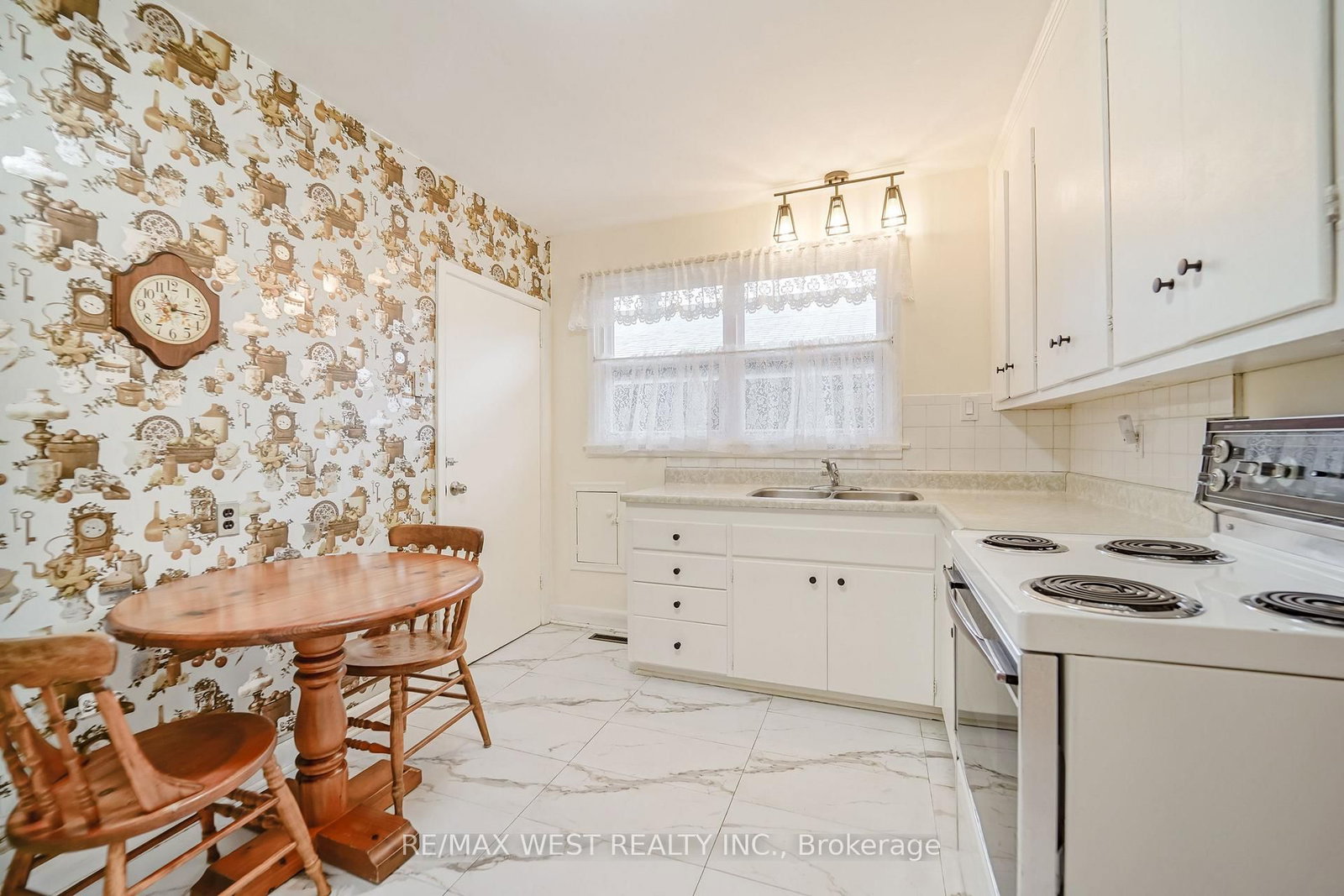 5 Cromarty Drive • Toronto, ON photo 3