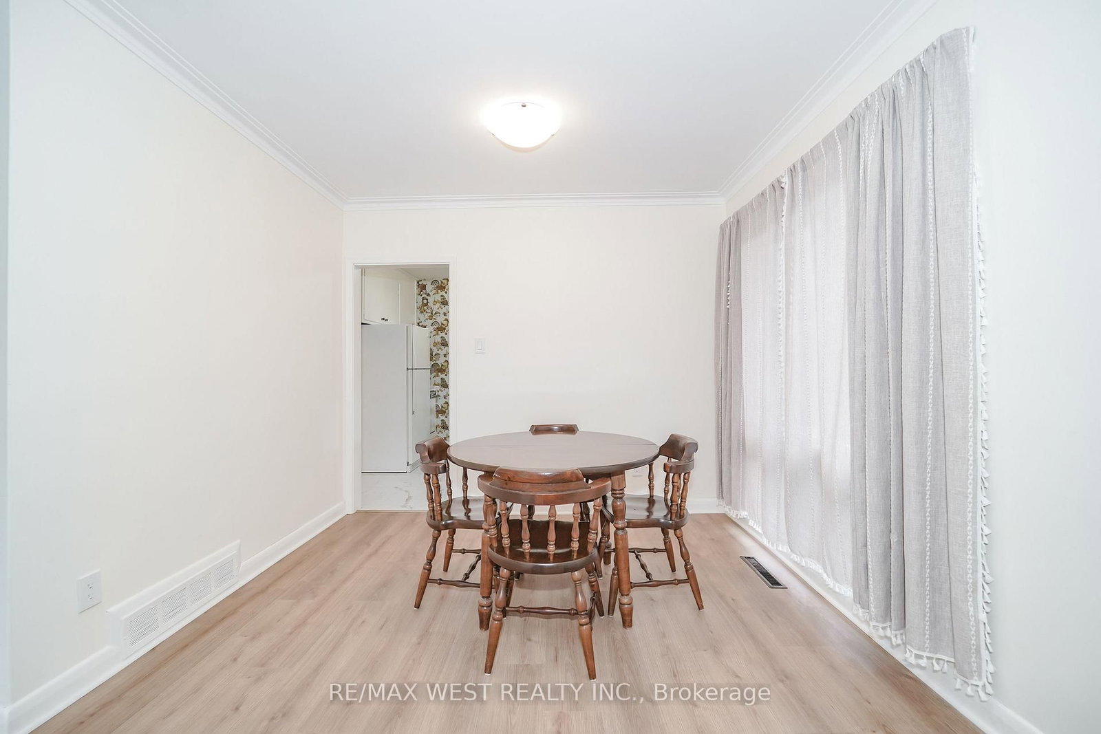 5 Cromarty Drive • Toronto, ON photo 4